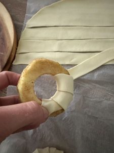 Enrouler chaque tranche de pomme de bandes de pâte feuilletée