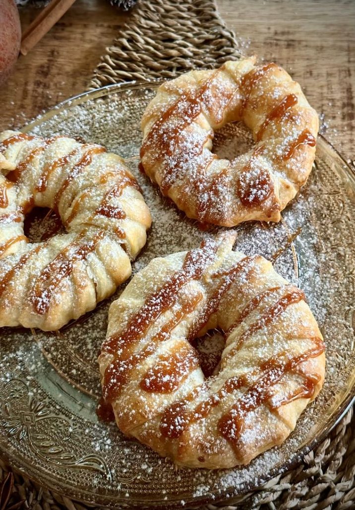 Tranches de pomme en pâte feuilletée, avec sucre roux, cannelle, caramel beurre salé