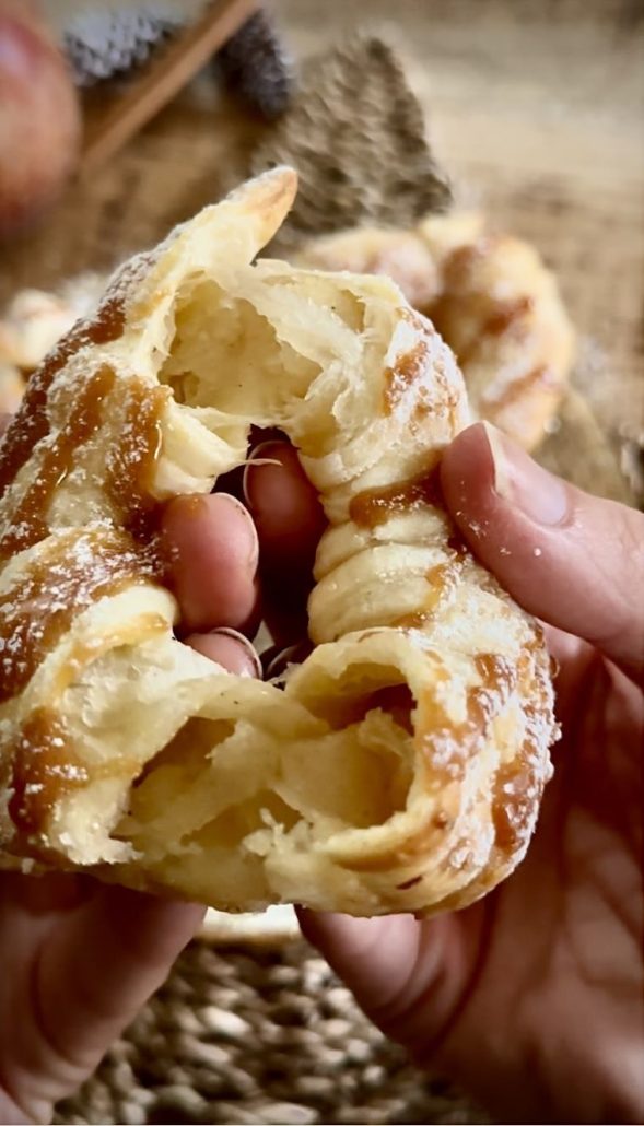 Pommes donuts, des pommes en pâte feuilletée avec du caramel beurre salé