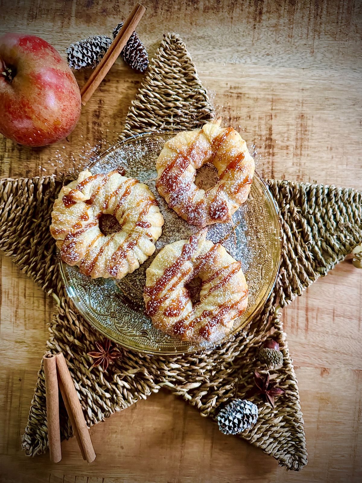 Des pommes en forme de donuts, dans de la pâte feuilletée, avec du caramel beurre salé