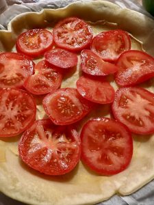 Déposer les tomates sur le fond moutardé.