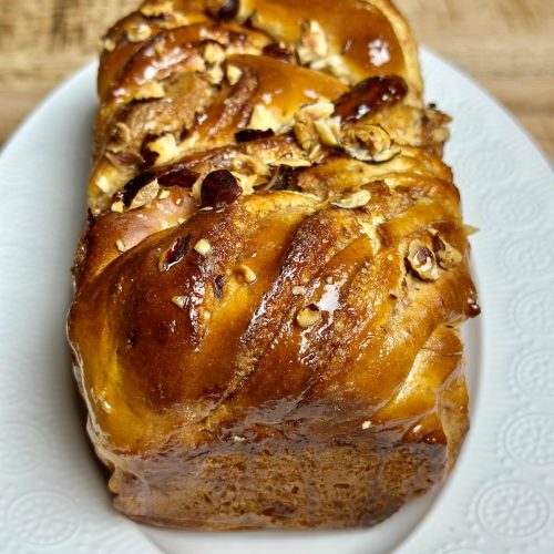 Babka à la pâte à tartiner pralinée et aux éclats de noisettes