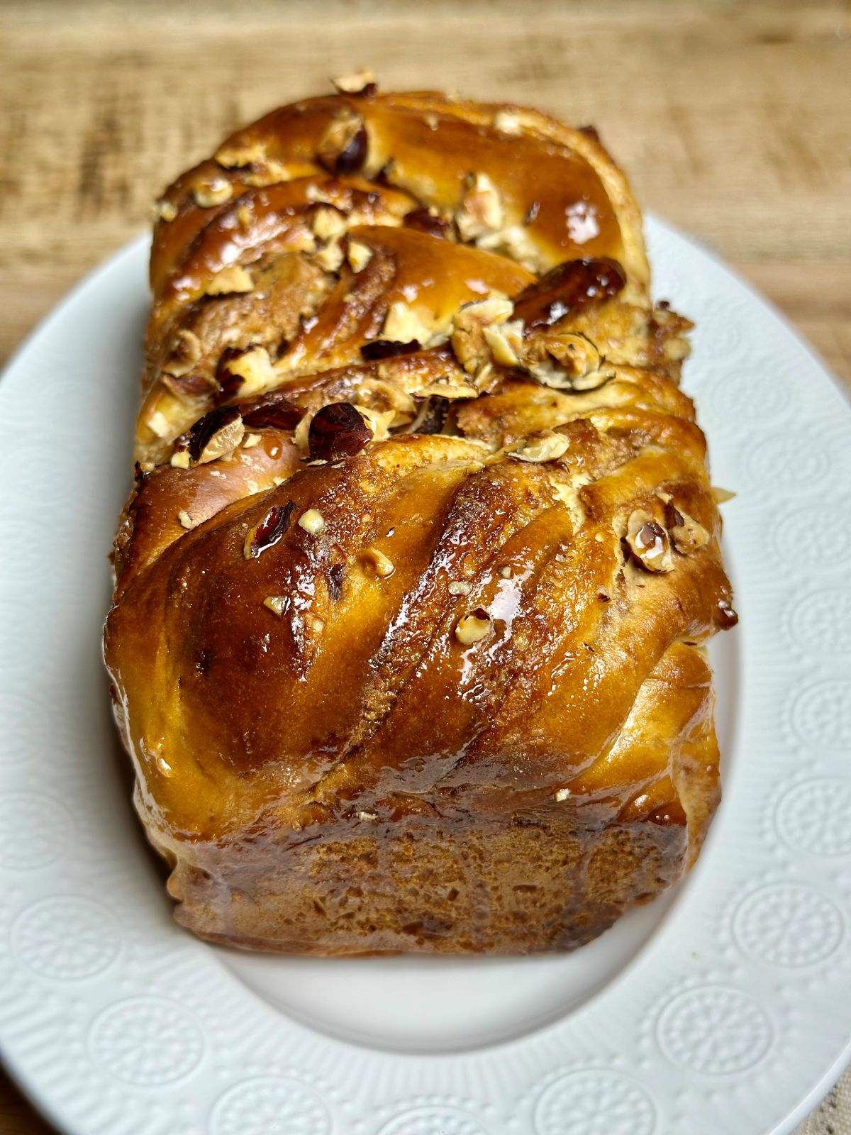 Babka à la pâte à tartiner pralinée et aux éclats de noisettes