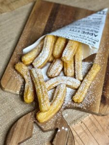 Churros de foire maison avec du sucre glace