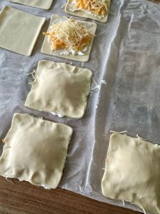 Gaufres en pâte feuilletée et aux fromages