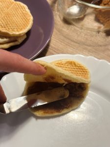 Etaler la garniture à l'intérieur de la gaufre