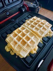 Cuisson des gaufres feuilletées au gaufrier