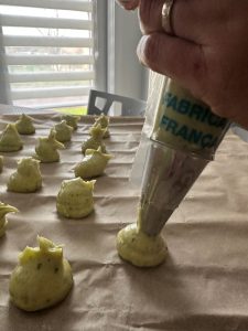 Pocher la pâte à choux pour faire des gougères