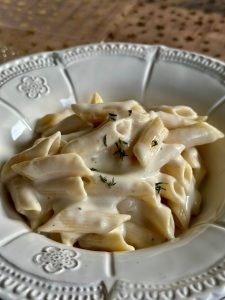 Penne à la sauce crémeuse raclette