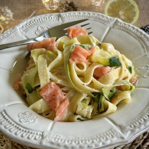 Pâtes au saumon fumé et lamelles de courgette