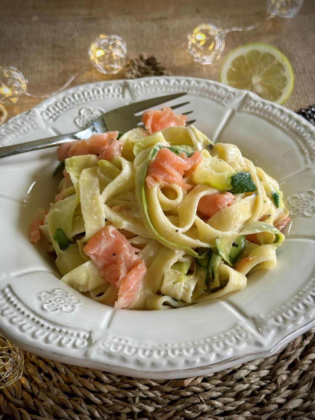 Pâtes au saumon fumé et lamelles de courgette