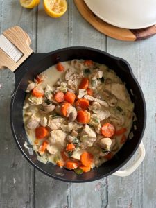 Blanquette de poulet avec champignons, poireaux, carottes