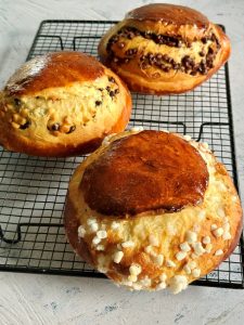 Cramiques maison, moelleuses, aux pépites de chocolat et au sucre