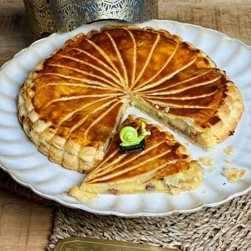 Galette des rois maison : pâte feuilletée, crème frangipane et pépites de chocolat au lait