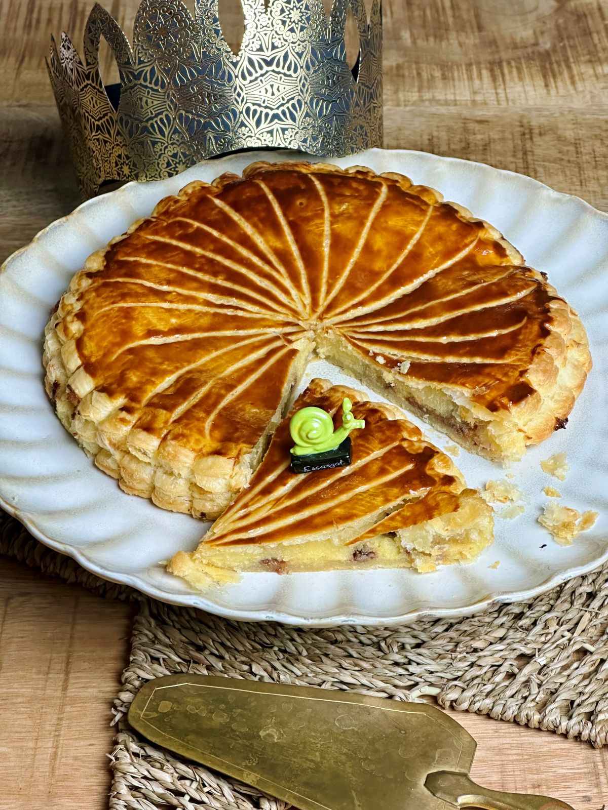 Galette des rois maison : pâte feuilletée, crème frangipane et pépites de chocolat au lait