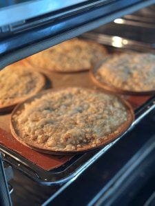 Cuisson des tortillas au beurre, ail et fromage, au four