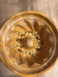 Noisettes concassées dans le moule à kouglof beurré