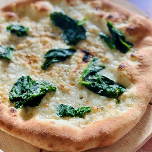 Pizza maison au fromage de chèvre et feuilles d'épinards