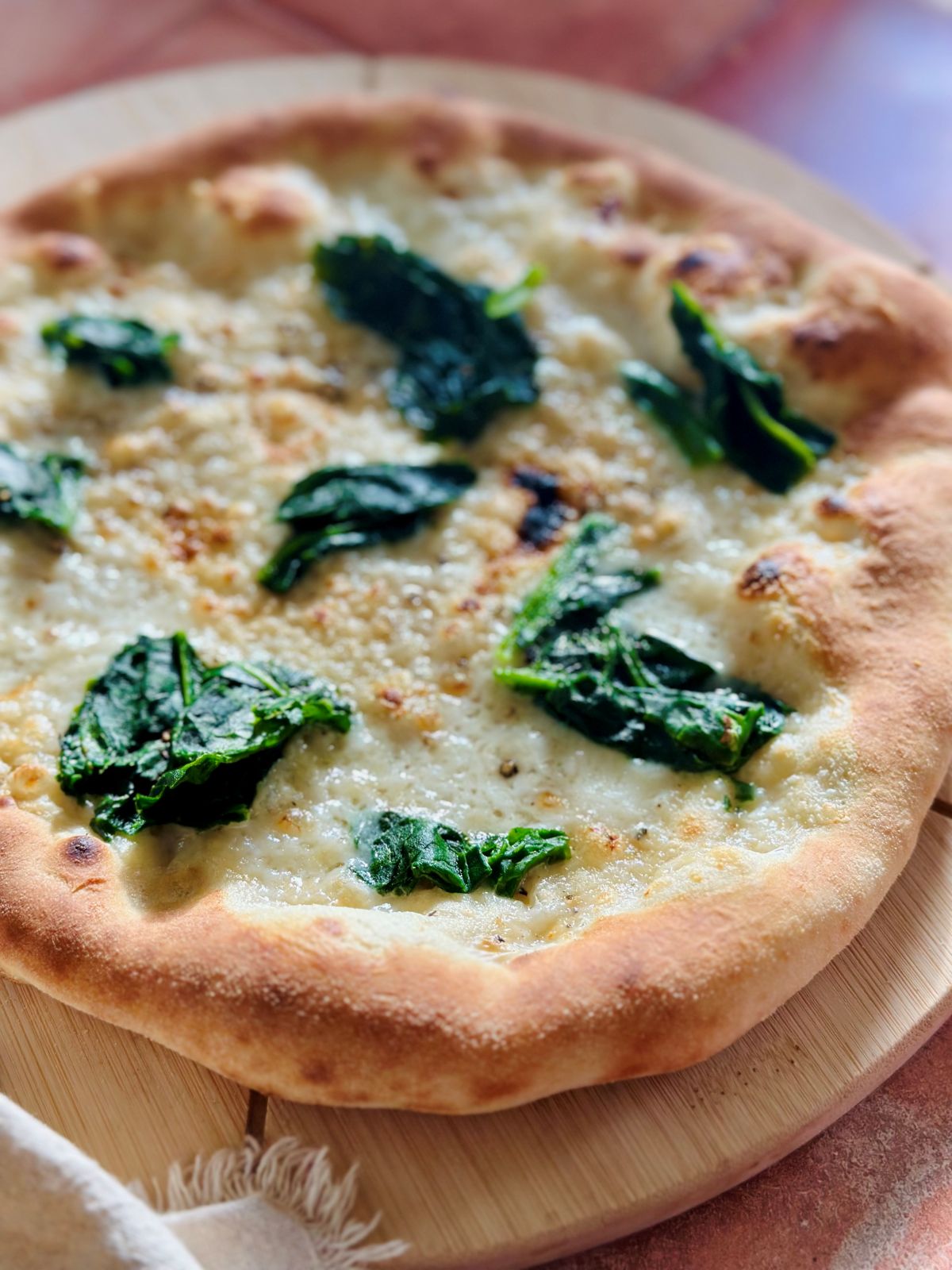 Pizza maison au fromage de chèvre et feuilles d'épinards