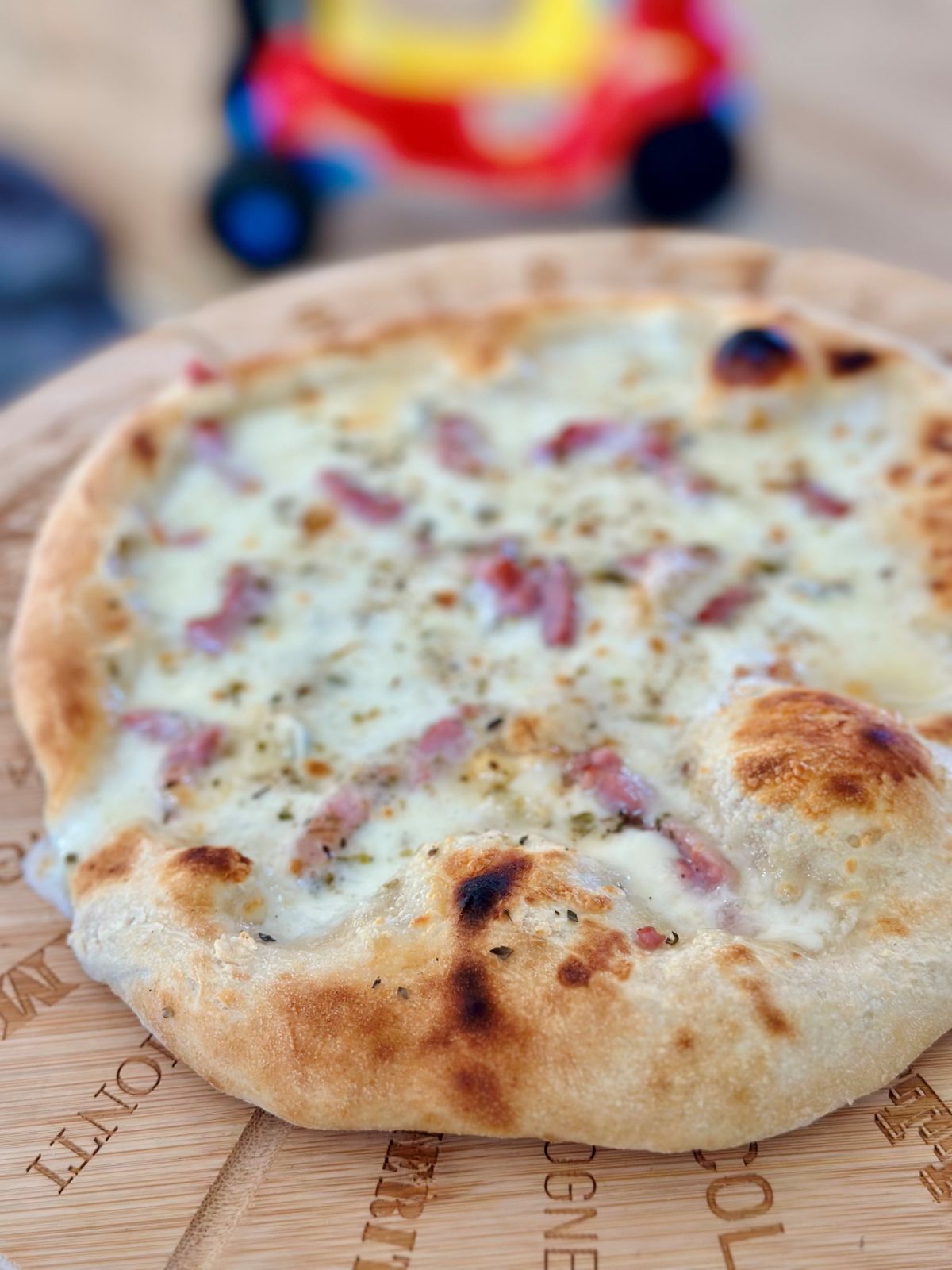 Pizza napolitaine mozzarella gorgonzola lardons