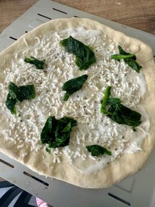 Pâte à pizza, crème, chèvre, épinards, poivre