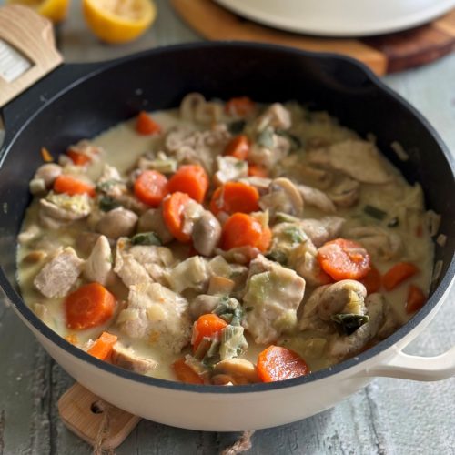 Blanquette de poulet, avec carottes, champignons, poireaux