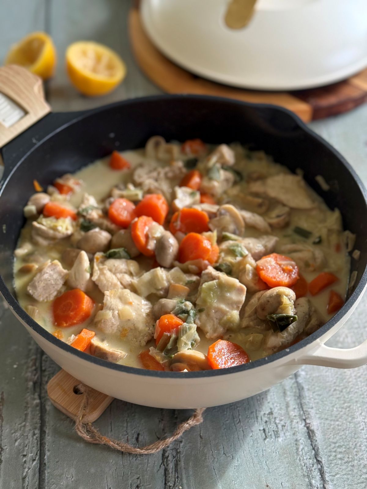 Blanquette de poulet, avec carottes, champignons, poireaux