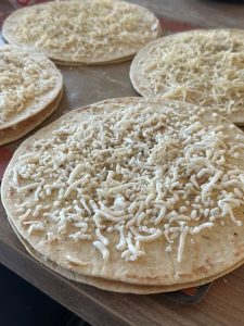 Superposer 2 tortillas garnies