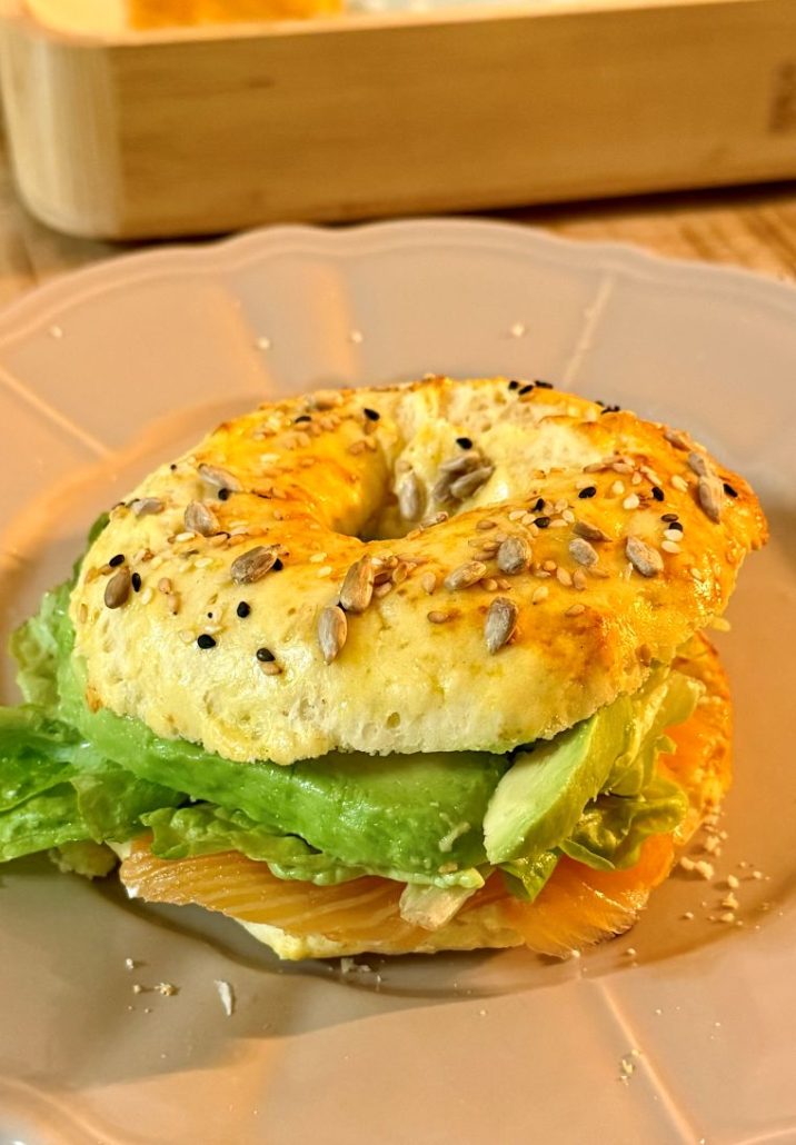 Bagel , fromage frais, saumon fumé, salade, avocat